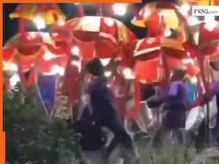 Fight Ka Video: बीच बारात एक दूसरे पर लात-घूंसे बरसाने लगे बैंड वाले, मारपीट देख दूल्हा भी हिल जाएगा | देखें वीडियो