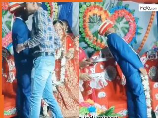 Dulha Dulhan Ka Video: कान की बात सुनते ही बेहोश हो गया दूल्हा, दुल्हन के तो तोते ही उड़ गए | देखें वीडियो