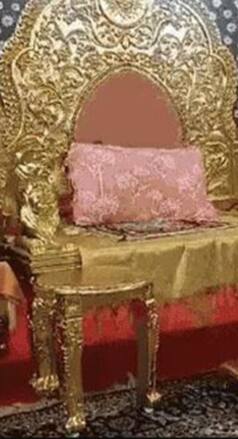 महाकुंभ में गोल्डन बाबा को शिष्य ने दिया 200 करोड़ का सोने का सिंहासन, वायरल हो रही तस्वीरें