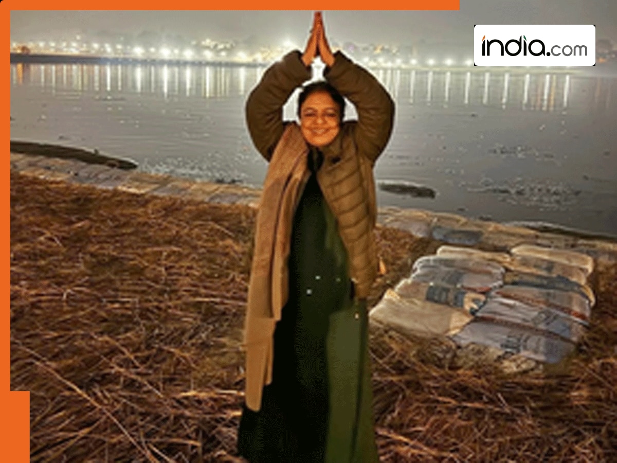 MahaKumbh: गंगा किनारे हाथ जोड़े नजर आईं प्रियंका की मां मधु चोपड़ा, बोलीं- 'हर-हर गंगे'