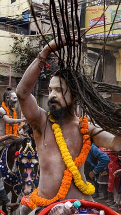 नागा साधु कैसे बनते हैं? जानिए इनसे जुड़ी हर जरूरी बात