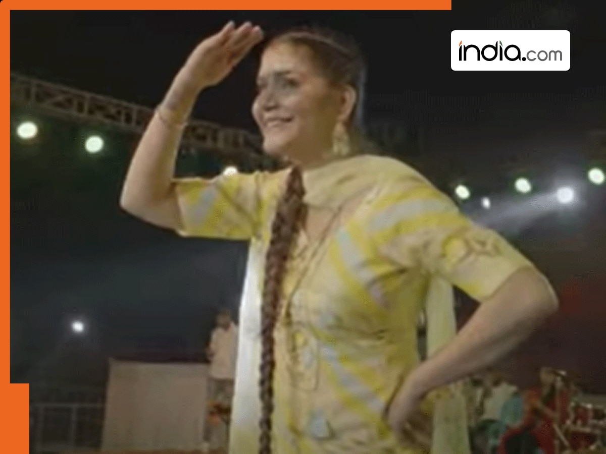 चांदनी रात में 'हलवा शरीर' पर सपना चौधरी ने किया गर्दा डांस, ठुमको से दिलों को लगा करंट