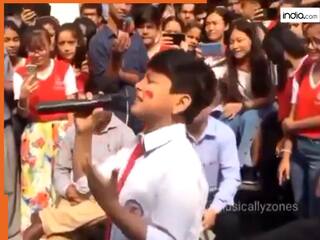 Singing Ka Video: स्कूली बच्चे ने गाया 'बॉर्डर' फिल्म का गाना, आवाज ऐसी बार-बार सुनेंगे पर मन नहीं भरेगा | देखें वीडियो