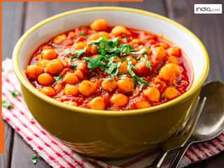 Noida: गैस पर कूकर में छोले रखकर सो गए दो युवक, कुछ देर बाद दोनों की मौत