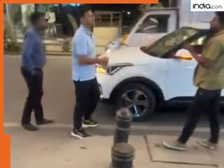 Video: पूर्व क्रिकेटर राहुल द्रविड़ से बदतमीजी! ऑटो वाले ने कार में मारी टक्कर, बीच सड़क बहस भी किया, देखिए