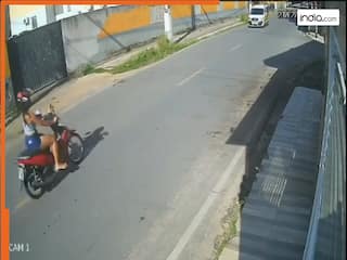 Accident Ka Video: स्कूटी सवार लड़की को कार ने मारी टक्कर, सोशल मीडिया पर वीडियो देख कांप उठे लोग