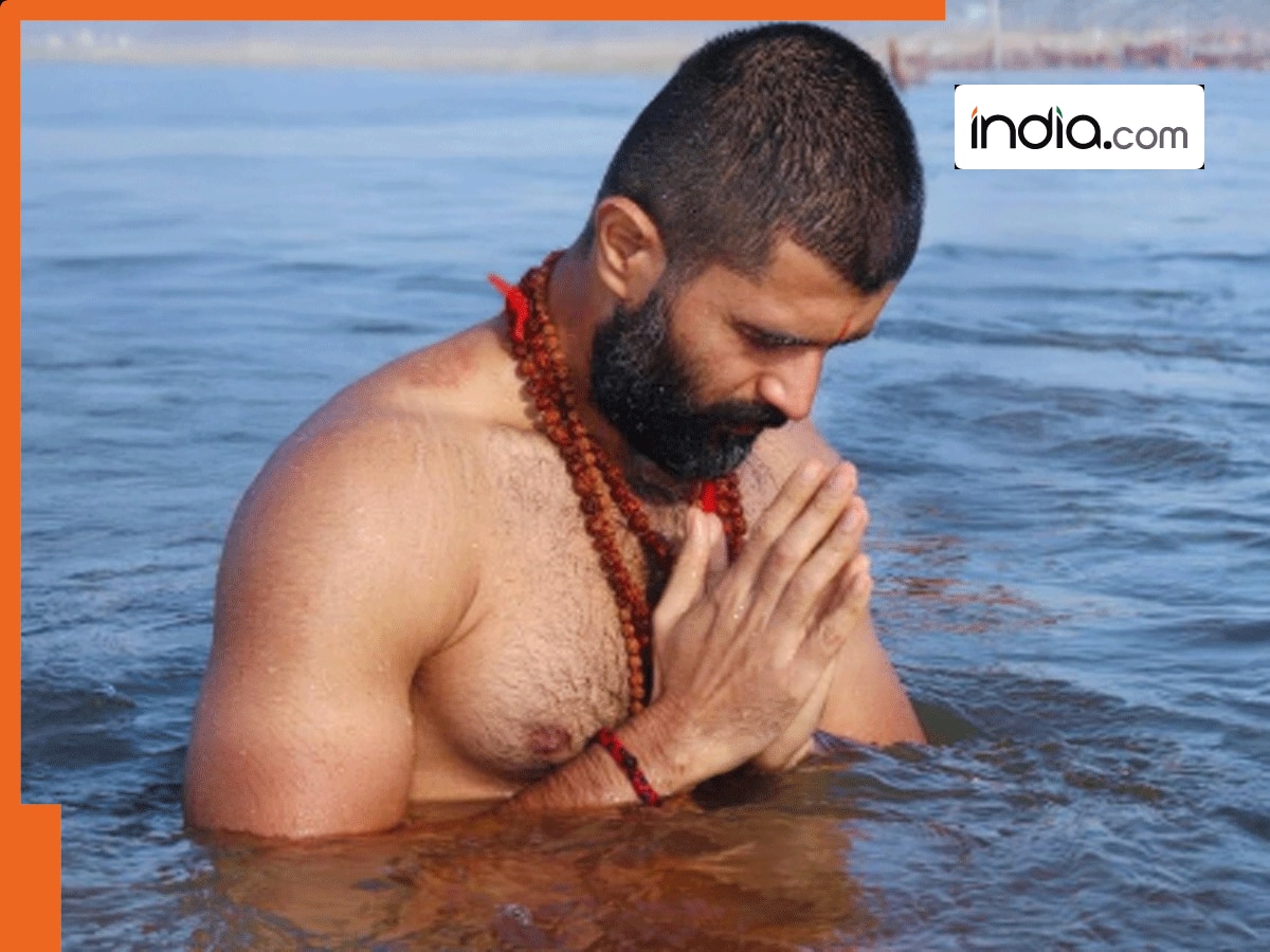 रुद्राश की माला और भगवा कपड़ों में लिपटे महाकुंभ पहुंचे Vijay Deverakonda, बोले- ‘अपनी जड़ों को सम्मान देने की यात्रा’