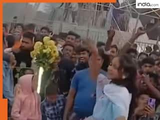 Ladki ka Video: रील बनाने के लिए भीड़ के सामने नाच रही थी बेटी, पीछे से आ गई मां, जमकर हुई कुटाई, देखिए ये Viral Video