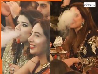 Pakistan Viral Video: कव्वाली की महफिल में बेखौफ हुक्का उड़ाती पाकिस्तानी लड़कियां, नजारा हैरान कर देगा!