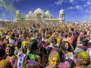 भारत के इन 5 मंदिरों में होली के रंगों में रंग जाइए, जहाँ हर तरफ है प्रेम और आनंद का माहौल