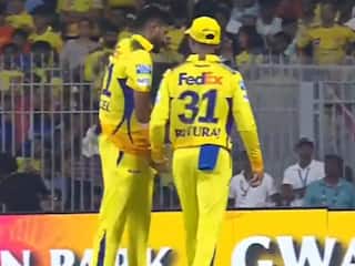 CSK ने IPL के पहले ही मैच में कर दी बॉल बॉल टैम्परिंग! फैन्स भड़के- बोले, इस टीम को बैन कर दो बैन