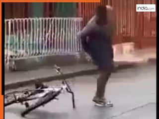 साइकिल चुराने गया था शख्स, सीट पर बैठते ही लगा ऐसा झटका, सोशल मीडिया पर उड़ी खिल्ली | देखें Video