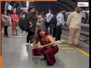 Holi Viral Video: दिल्ली मेट्रो स्टेशन पर होली खेलती महिला का वीडियो वायरल, हरकत देख लोग हुए हैरान
