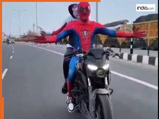 स्पाइडर मैन बनकर बाइक स्टंट कर रहा था कपल, फिर जो हुआ निकल गई सारी हीरोगिरी | देखें Video