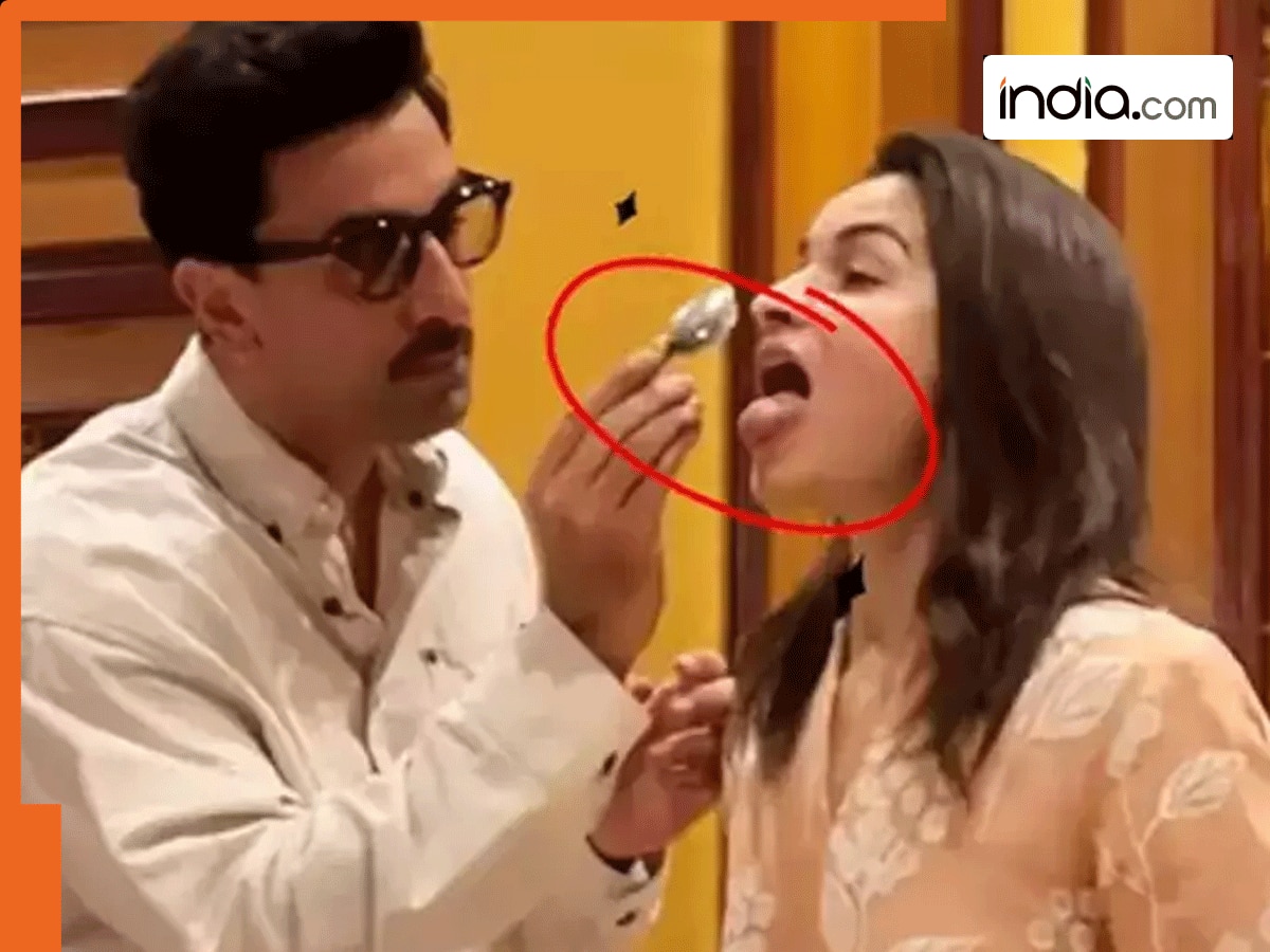 रणबीर ने आलिया के चेहरे पर केक लगाकर किया Kiss, लोग बोले- ऐसे चाट रही है जैसे कभी खाया न हो
