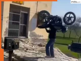 Video: इस बाहुबली के आगे Hulk और Ironman भी फेल, कंधे पर उठा ली बाइक और चल दिया शख्स, हैरान रह गए लोग