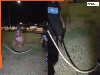 Viral Video: अजगर को ही रस्सी बनाकर खेलने लगे बच्चे, डरा देगा ये वीडियो