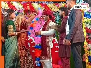 Dulha Dulhan Ka Video: दूल्हा दुल्हन को वरमाला नहीं डालने दे रहा था लड़का, फिर आगे जो हुआ... देखें