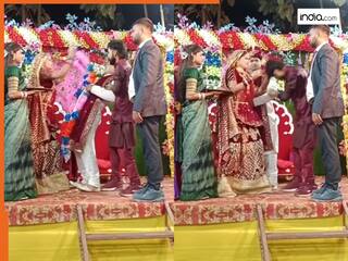 Dulhan Ka Video: जयमाला की रस्म में पिट गया दूल्हे का दोस्त, स्टेज पर ही कुटाई करने लगी दुल्हन | देखें वीडियो