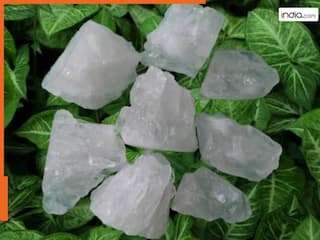 Fitkari ke Upay: घर के इस कोने में रखें फिटकरी, खुलेंगे बंद किस्मत के ताले, हो जाएंगे मालामाल