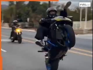 सड़क पर मौत से खेलता दिखा बाइक सवार, खतरनाक स्टंट का वीडियो देख कांप उठे लोग  | देखें Video