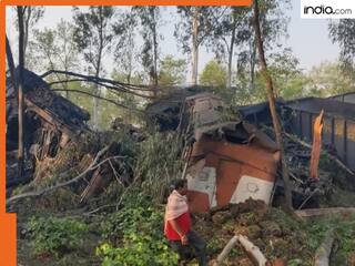 VIDEO: झारखंड में दो मालगाड़ियों की टक्कर, उछलकर जंगल में चले गए डिब्बे, लोको पायलट समेत तीन की मौत