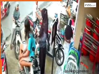 Scooty Girl Ka Video: चाहकर भी स्कूटी में ब्रेक नहीं लगा पाई लड़की, सीधा दुकान ही रौंदने लगी | देखें वीडियो