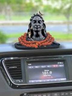 कार के डैशबोर्ड पर भगवान की मूर्ति लगाना सही या गलत?