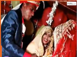 Bride Groom Video: खुशी में दुल्हन को मिठाई खिलाने लगा दूल्हा, पर उसके बाद जो हुआ हंसी नहीं रुकेगी | देखें वीडियो