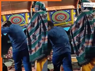 Dance Ka Video: स्टेज पर डांसर संग नाच रहा था बेटा, तभी छड़ी लेकर पहुंच गई मम्मी | देखिए ये वीडियो