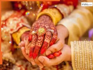 Video: दूल्हा-दुल्हन के लिए दोस्त लाए ऐसा गिफ्ट, मेहमानों की फटी रह गई आंखें