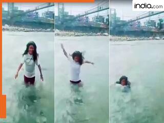Rishikesh Video: पानी के बीच में वीडियो बनाने गई मां, बच्ची हाथ में फोन लेकर चिल्लाती रही 'मम्मी-मम्मी'.., बह गई महिला