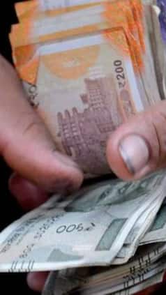 आपकी जेब में भी नहीं टिकता पैसा? आज ही सुधार लें ये 3 आदतें