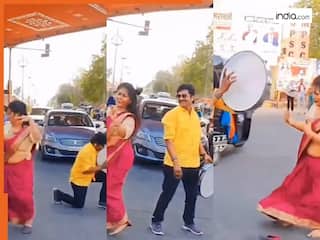 Viral Video Today: रील के लिए शख्स ने पत्नी को सड़क पर नचाया, खुद बजाने लगा डफली | देखें ये वीडियो