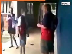 Viral Video: नए छात्र को धमकाकर पीटने लगा दबंग लड़का, मगर अगले ही सेकेंड पलट गया खेल | देखें वीडियो