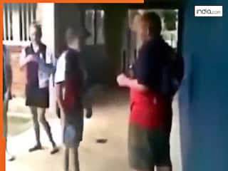 Viral Video: नए छात्र को धमकाकर पीटने लगा दबंग लड़का, मगर अगले ही सेकेंड पलट गया खेल | देखें वीडियो