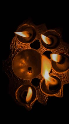 अमावस्या की रात इन 5 जगहों पर जलाएं दीपक, दौड़ी चली आएंगी मां लक्ष्मी