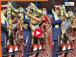 Dulha Dulhan Ka Video: वरमाला पहनाने की बजाय दुश्मनी सी निकालने लगे दूल्हा-दुल्हन, हरकत देख चौंक गए सभी | वीडियो