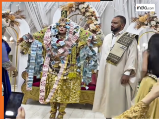 Dulhan Ka Video: हीरे-मोती, सोने-चांदी से बनी ड्रेस में हुई दुल्हन की मुंह दिखाई, लोग बोले- बेचारी को जोकर बना दिया | वीडियो