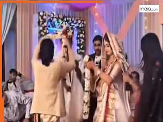 Bride Groom Video: शादी में गजब हो गया...दामाद को ही वरमाला पहनाने लगीं आंटी, देखती रह गई दुल्हन | देखें वीडियो