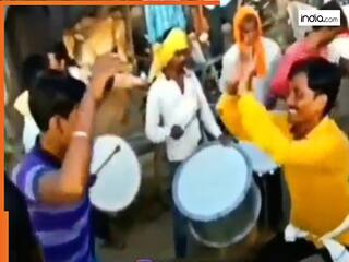 Nagin Dance Video: नागिन डांस करते-करते भिड़ गए दो लड़के, फिर होने लगी जोरदार जूतमपैजार | देखें वीडियो