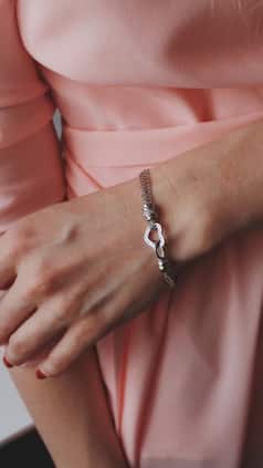 आप भी हाथ में पहनते हैं चांदी का कड़ा? जान लें इससे होने वाले फायदे