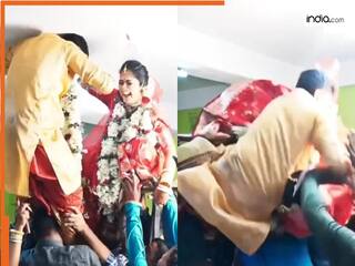 Bride Groom Video: वरमाला में उल्टा-पुल्टा हो गए दूल्हा-दुल्हन, छत से टकराए फिर मुंह के बल गिरे दोनों | देखें वीडियो