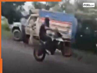 Stunt Ka Video: चालान कटते ही बाइक पर स्टंट दिखाने लगा शख्स, गोली की स्पीड से वायरल हुआ वीडियो
