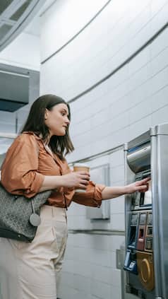 दुनिया का पहला ATM किस देश ने बनाया? 90% लोगों को नहीं मालूम