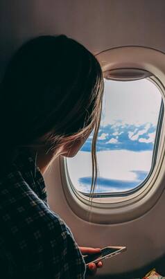 प्लेन की विंडो में क्यों होता है छोटा सा छेद? जानिए क्या है इसका काम