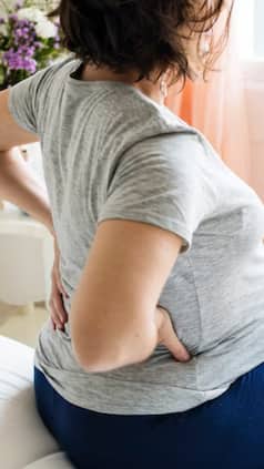 प्रेग्नेंसी के वक्त क्यों होता है पीठ दर्द? जानिए बचाव के तरीके