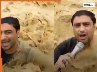 Viral Flood Video: पाकिस्तान में बाढ़ का कहर! लाइव रिपोर्टिंग के दौरान बह गया पत्रकार, दिल दहला देने वाला हादसा वायरल | देखें वीडियो