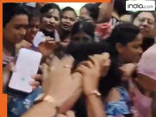 मुंबई लोकल में महिलाओं का हाई वोल्टेज ड्रामा! घूंसे, बाल नोचना और काटने तक पहुंचा झगड़ा, देखें Viral Video