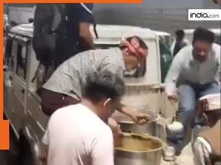 हिमाचल में बाढ़ के बीच लोकल बने मसीहा! सुरंगों में फंसे पर्यटकों तक पहुंचाया खाना-पानी, देखें Video